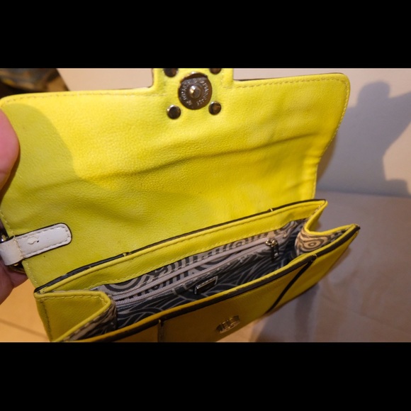 GUESS citron clutch - Picture 4 of 8